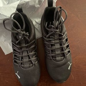 women's Puma Axelion Metallic tennis shoes size 8